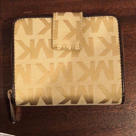Michael Kors Zip Around Wallet - Picture 2 of 4